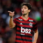 Rodrigo Caio quando defendia as cores do Flamengo. (Foto: Twitter do Flamengo)