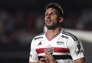 Calleri volta a ficar à disposição do São Paulo. (Foto: Twitter do São Paulo)