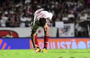 Calleri ficou fora de combate por um mês no São Paulo. (Foto: Marcos Ribolli/ge)