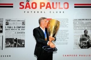 Crespo foi campeão Paulista com o Tricolor em 2021.(Foto: Twitter do São Paulo)