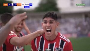 Alan Franco marca e São Paulo vence Santo André pelo Paulistão. (Foto: Reprodução/Premiere)