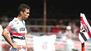 Hernanes é ídolo do São Paulo. (Foto; Twitter do São Paulo)