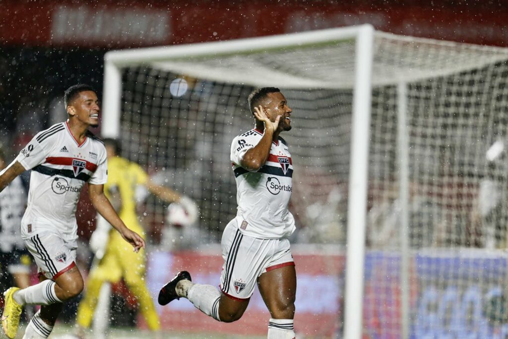 Luan anota novo gol em clássico pelo Sâo Paulo. (Foto: Twitter do São Paulo)