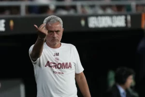 José Mourinho contrata goleiro do São Paulo. (Foto: Twitter da Roma)