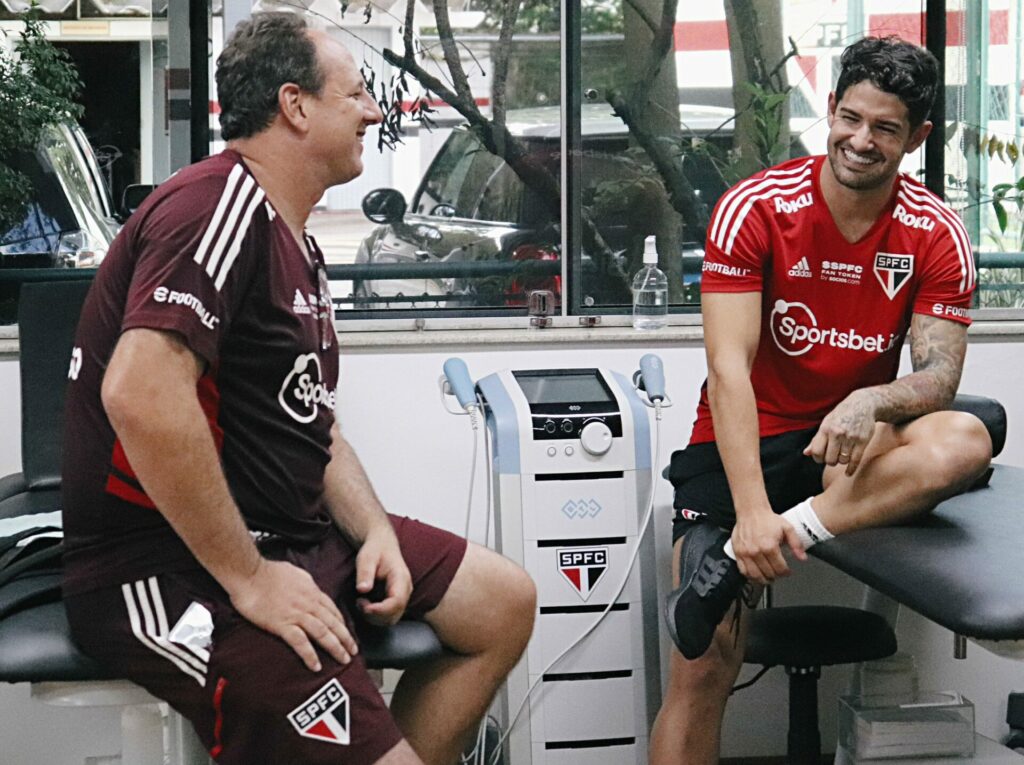 Pato volta ao São Paulo para fazer tratamento no joelho e conversa com Rogério Ceni. (Foto: Twitter do Sâo Paulo)