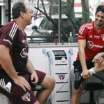 Pato volta ao São Paulo para fazer tratamento no joelho e conversa com Rogério Ceni. (Foto: Twitter do Sâo Paulo)