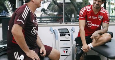 Pato volta ao São Paulo para fazer tratamento no joelho. (Foto: Twitter do Sâo Paulo)