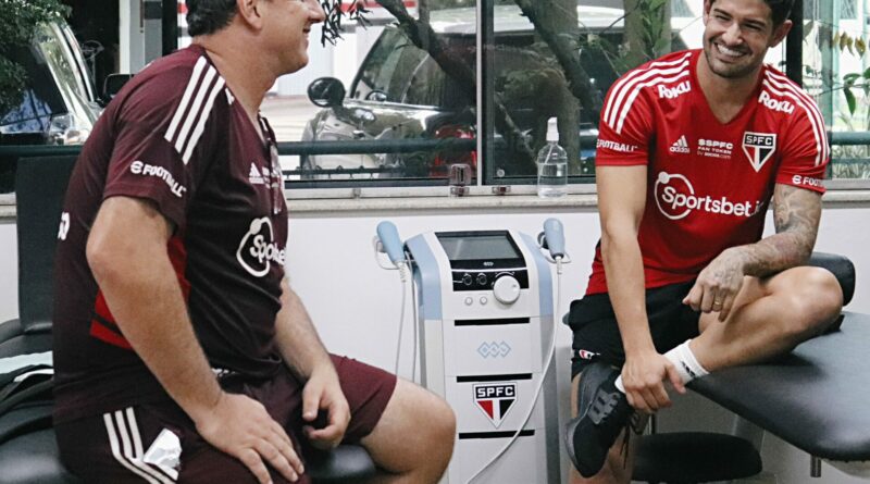 Pato volta ao São Paulo para fazer tratamento no joelho e conversa com Rogério Ceni. (Foto: Twitter do Sâo Paulo)