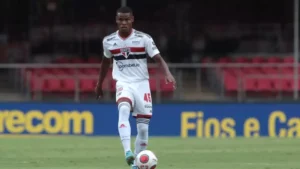 Nathan voltou ao São Paulo para ser mais uma opção na lateral. (Foto: Twitter do São Paulo)