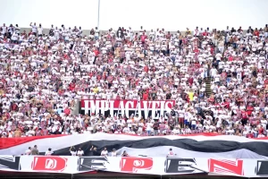 Diretoria do São Paulo avisa torcedores sobre adiamento do jogo contra o Coritiba. (Foto: Marcos Ribolli/ge)