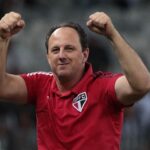 Foto: Rubens Chiri/São Paulo - Ceni brincou com o jornalista após vitória do Tricolor.