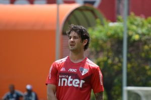 Fotos: Érico Leonan/São Paulo - Pato vai se recuperando de cirurgia e vem sendo pedido pelos torcedores.
