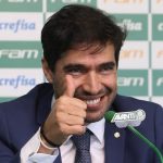 Foto: Cesar Greco/Palmeiras - Técnico não esqueceu do São Paulo durante sua entrevista coletiva.
