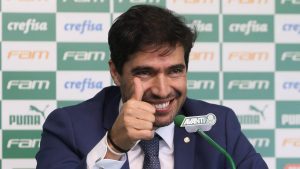 Foto: Cesar Greco/Palmeiras - Técnico não esqueceu do São Paulo durante sua entrevista coletiva.