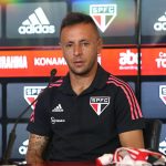 Fotos: Rubens Chiri/São Paulo - Lateral se recupera de lesão no São Paulo, mas vinha sendo cogitado no Coritiba.