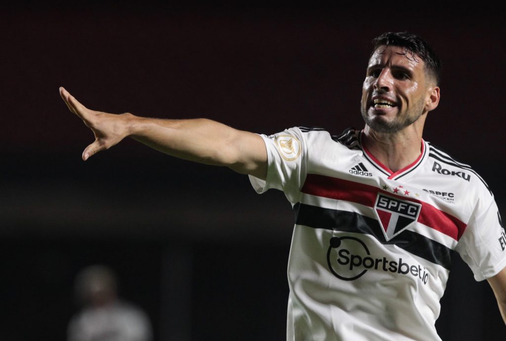 Fotos: Rubens Chiri/São Paulo - Atacante segue tentando outros meios para não necessitar passar por cirurgia.