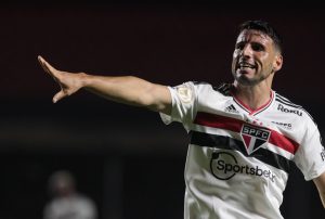 Fotos: Rubens Chiri/São Paulo - Atacante segue tentando outros meios para não necessitar passar por cirurgia.
