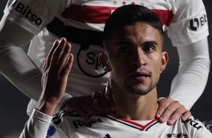 Fotos: Rubens Chiri/São Paulo - Meio-campista vem sendo extremamente criticado neste início de 2023.