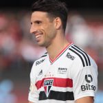 Foto: Rubens Chiri/São Paulo - Centroavante aproveitou da situação durante um tratamento para gravar um vídeo que viralizou na web.