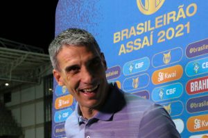 Foto: Fernando Moreno/AGIF - Sem sucesso novamente no mercado, o São Paulo viu um nome desejado acertar no Fortaleza.