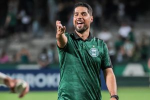 Foto: Robson Mafra/AGIF - Técnico dos paranaenses teria aprovado essa investida de mercado junto ao São Paulo.
