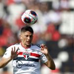 Foto: Thiago Calil/AGIF - Pablo Maia chegou a jogar na zaga improvisado, mas não foi o escolhido da vez pelo técnico do São Paulo.