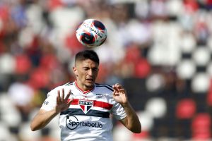 Foto: Thiago Calil/AGIF - Pablo Maia chegou a jogar na zaga improvisado, mas não foi o escolhido da vez pelo técnico do São Paulo.