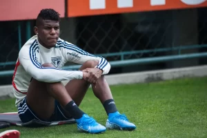 Arboleda quase foi mandado embora do Sâo Paulo por vestir camisa do Palmeiras durante as férias. (Foto: Twitter do São Paulo)