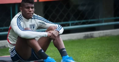 Arboleda quase foi mandado embora do Sâo Paulo por vestir camisa do Palmeiras durante as férias. (Foto: Twitter do São Paulo)