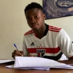Balogun renova contrato do São Paulo. (Foto: Twitter do São Paulo)