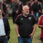 Carlos Belmonte e Rui Costa observam o mercado para o São Paulo. (Foto: Twitter do São Paulo)