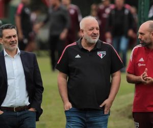 Carlos Belmonte e Rui Costa observam o mercado para o São Paulo. (Foto: Twitter do São Paulo)