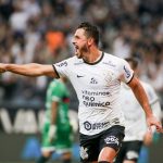Giuliano é o meia do Corinthians, que não deve ceder Neo Química Arena para São Paulo no mata-mata do Paulistão. (Foto: Twitter do Corinthians)