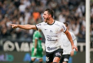 Giuliano é o meia do Corinthians, que não deve ceder Neo Química Arena para São Paulo no mata-mata do Paulistão. (Foto: Twitter do Corinthians)