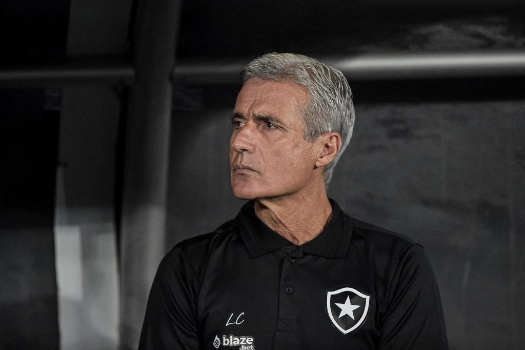 Luís Castro poderá ficar livre no mercado em pouco mais de um mês. (Foto: Twitter do Botafogo)
