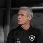 Luís Castro poderá ficar livre no mercado em pouco mais de um mês. (Foto: Twitter do Botafogo)