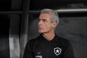 Luís Castro poderá ficar livre no mercado em pouco mais de um mês. (Foto: Twitter do Botafogo)