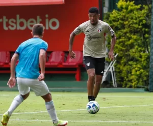 Marcos Paulo esteve em campo em jogo-treino do São Paulo. (Foto: Twitter do São Paulo)