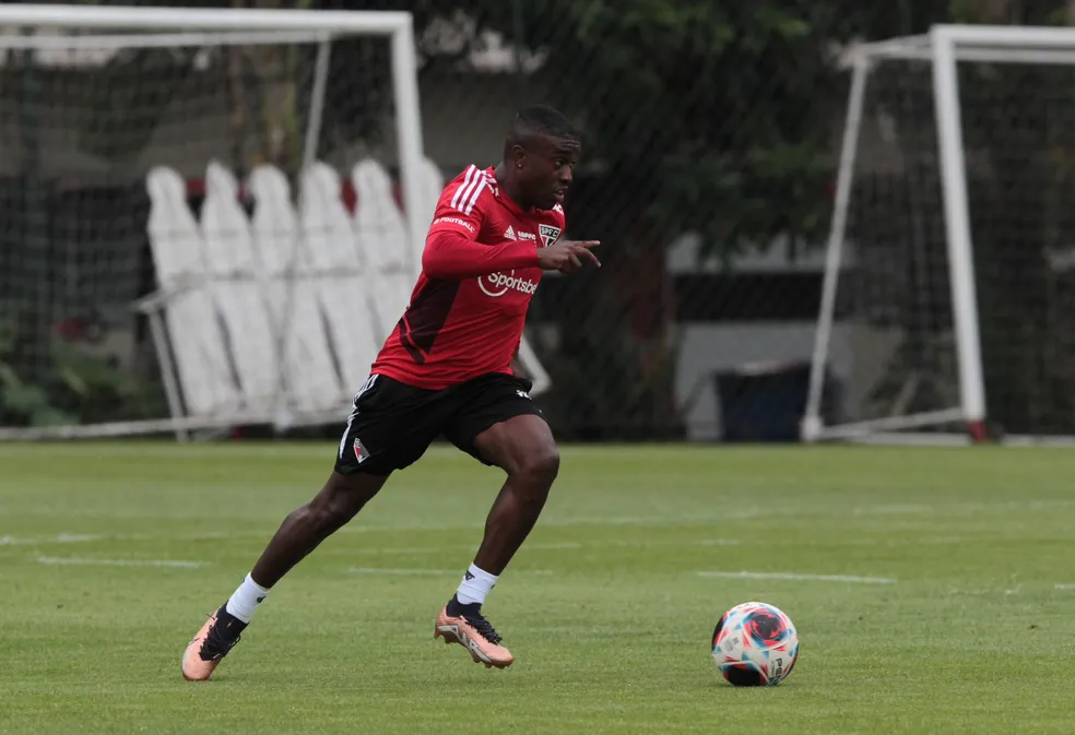 Méndez perdeu espaço no meio de campo do São Paulo com a chegada de Dorival Júnior. (Foto: Twitter do SPFC)