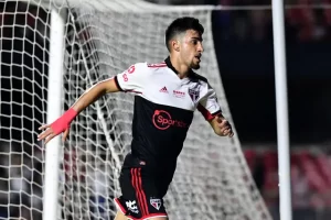 Pedrinho foi afastado do São Paulo. (Foto: Marcos Ribolli/ge)