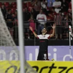 Afastado do São Paulo, Pedrinho está em situação complicada. (Foto: Twitter do São Paulo)