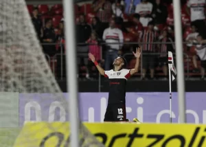 Afastado do São Paulo, Pedrinho está em situação complicada. (Foto: Twitter do São Paulo)