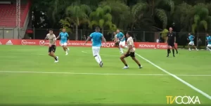 Pedrinho aparece em treino e torcida do São Paulo reage com críticas nas redes sociais. (Foto: Reprodução/CoxaTV)