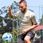 Rafinha vira opção para lateral do São Paulo. (Foto: Twitter do São Paulo)