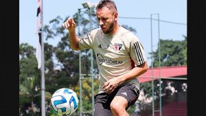 Rafinha vira opção para lateral do São Paulo. (Foto: Twitter do São Paulo)