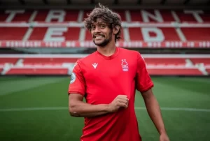 Gustavo Scarpa caberia fácil no São Paulo. (Foto: Twitter do Nottingham Forest)