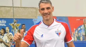 Juan Pablo Vojvoda é um dos técnicos com trabalhos mais longevos no Brasil, à frente de Ceni no São Paulo. (Foto: Twitter do Fortaleza)