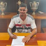 Talles Wander está com novo contrato assinado com São Paulo. (Foto: Twitter do São Paulo)