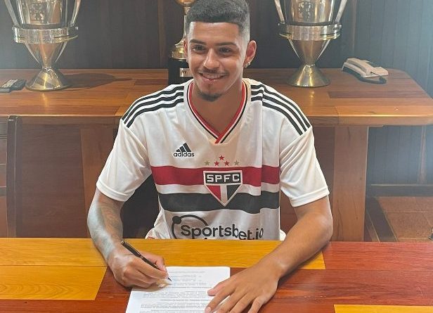Talles Wander está com novo contrato assinado com São Paulo. (Foto: Twitter do São Paulo)