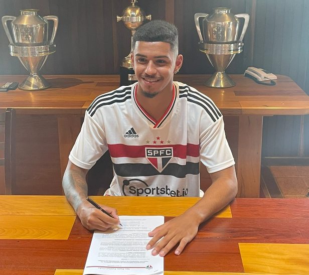 Talles Wander está com novo contrato assinado com São Paulo. (Foto: Twitter do São Paulo)